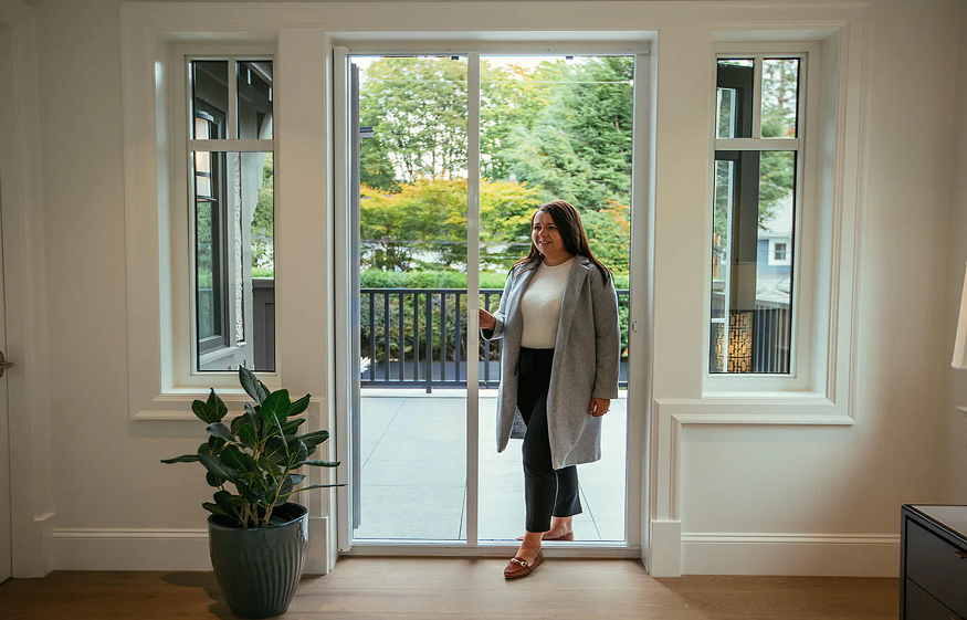 Built to Last: The Unseen Qualities That Define Durable Manual Retractable Screens